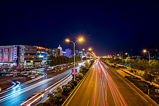 夜晚车流汇集成的光线