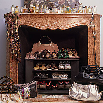 壁炉,鞋,香水,瓶子