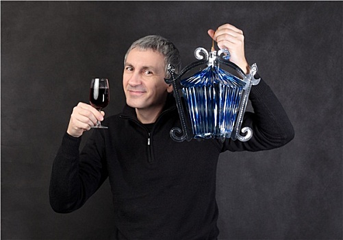 男人,拿着,玻璃杯,葡萄酒,灯笼