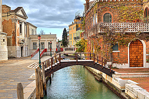 小,木桥,上方,狭窄,运河,传统,威尼斯人,砖制建筑,遮盖,常春藤,威尼斯,意大利