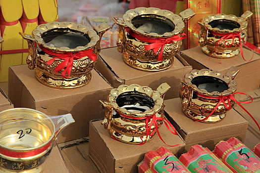 山东省日照市,春节临近年味儿浓,香烛檀香贡品开始热销