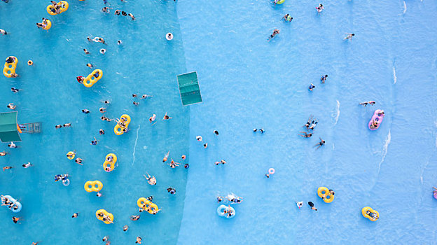 武汉欢乐谷夏日的玛雅海滩造浪海滩