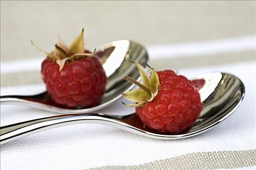树莓,两个,勺子