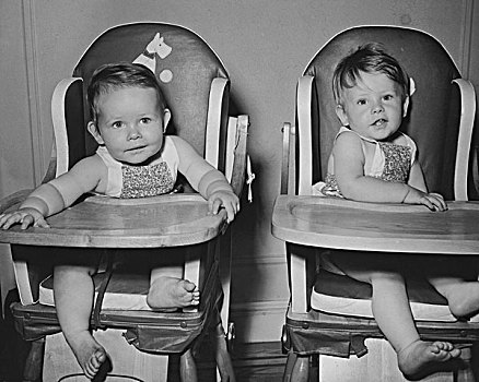 两个,女婴,坐,高脚椅