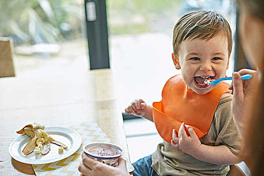 高兴,男婴,坐,桌子,酸奶,母亲