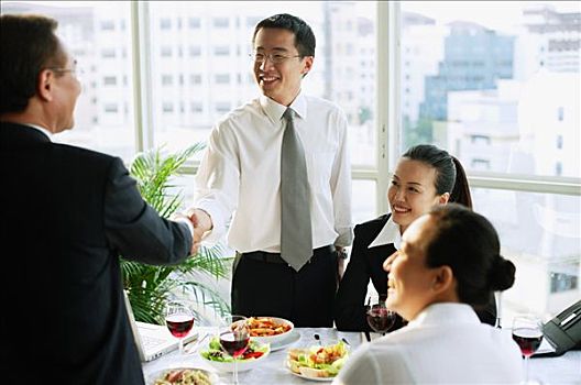 商务人士,握手,上方,午餐,桌子,职业女性,坐,靠近