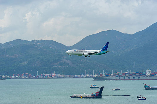 一架印度尼西亚鹰航空客机正降落在香港国际机场