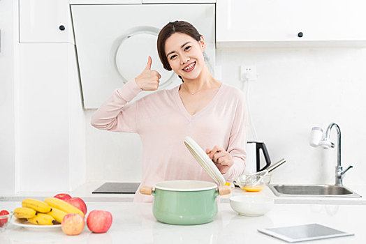 年轻女子在厨房做饭