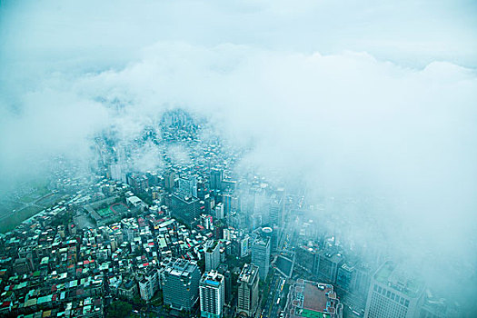 台湾台北市144大厦上眺望云雾中的台北市景