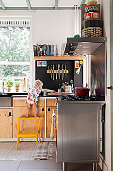 幼儿,站立,黄色,凳子,厨房