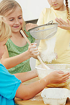 孩子,烘制,筛,面粉,搅拌碗