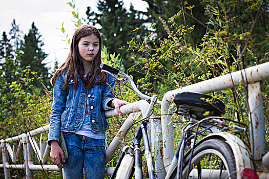 少女,看,自行车,乡村道路