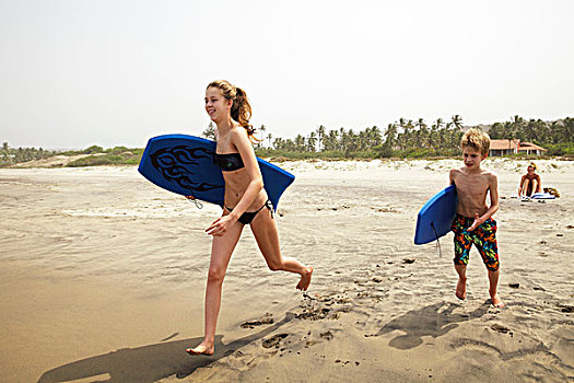 兄弟姐妹,冲浪趴板,跑,海滩,果阿,印度,亚洲
