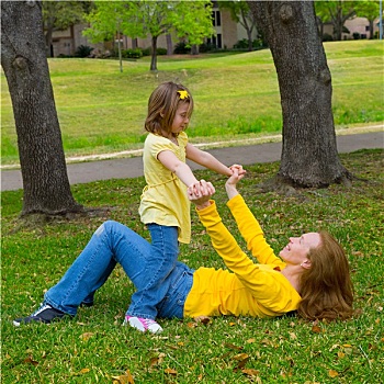 女儿,母亲,玩,躺着,公园,草坪