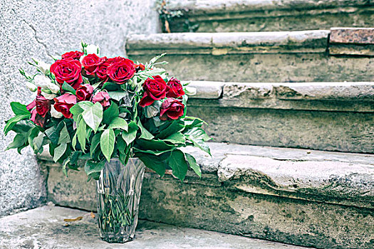 束,红色,白色,玫瑰,石头,楼梯