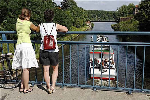 两个女孩,站立,桥,运河,看,游艇,巴贝尔斯堡,勃兰登堡,德国,欧洲