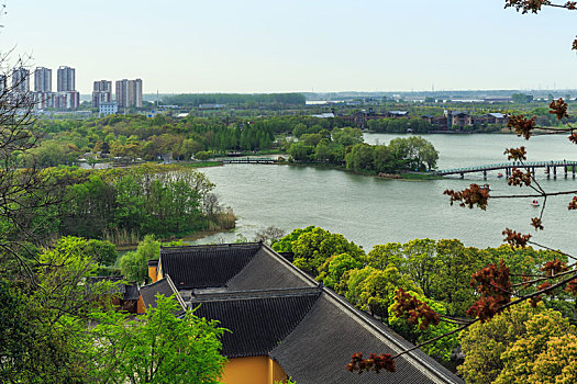 中国江苏省镇江金山寺眺望金山湖风光