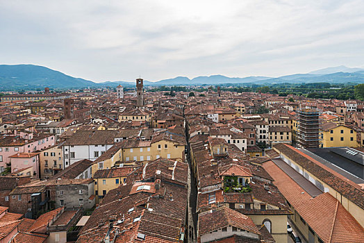 意大利卢卡小镇城市风光,中世纪古城午后俯拍视图