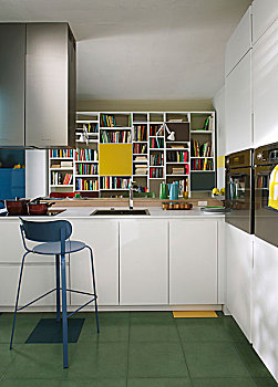合适,厨房,角,淡蓝色,吧椅,绿色,地面,风景,墙壁,开着,书架,黄色,生活空间