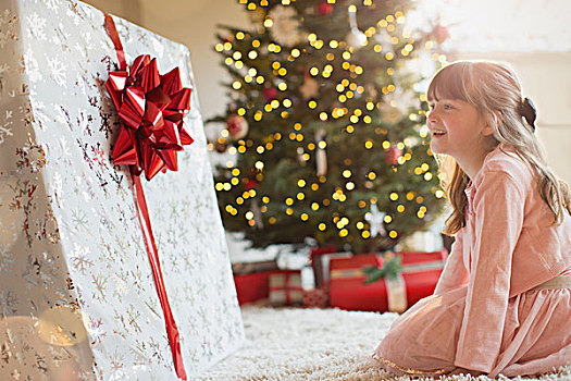 女孩,微笑,期待,大,圣诞礼物,靠近,圣诞树