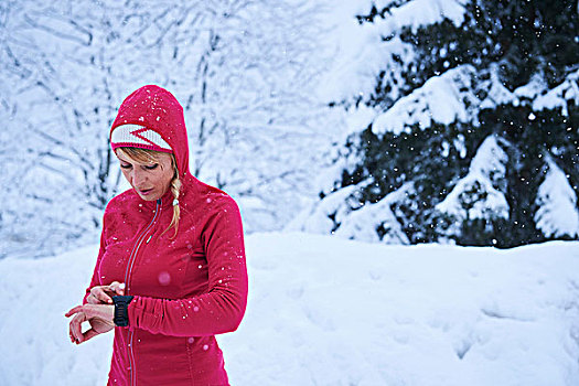 女性,跑步,红色,兜帽,检查,雪中,瑞士