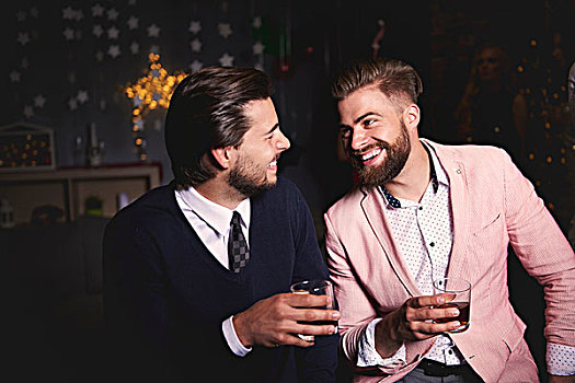 两个男人,聚会,拿着,饮料,笑
