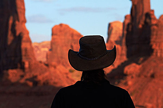 犹他,亚利桑那,边界,纳瓦霍部落,纪念碑谷,游客,牛仔帽,岩石构造