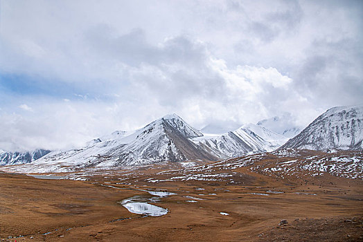 塔什库尔干塔吉克自治县红其拉甫口岸旁的喀喇昆仑山群山山脉