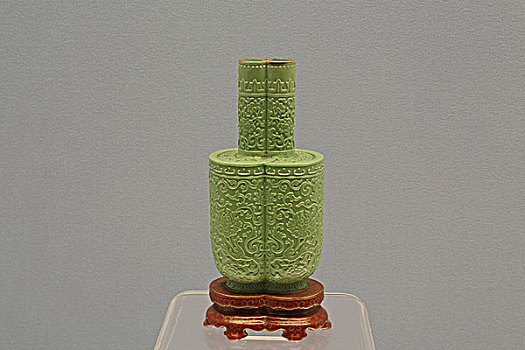 景德镇窑绿釉堆花花卉纹双联瓶,清代,乾隆年