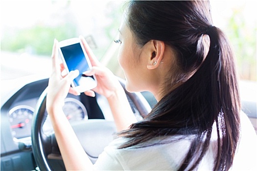亚洲女性,发短信,驾驶,汽车