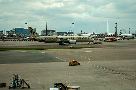 阿联酋阿提哈德航空的客机正在香港国际机场跑道上