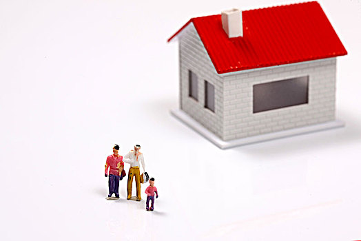 一家子与房屋模型