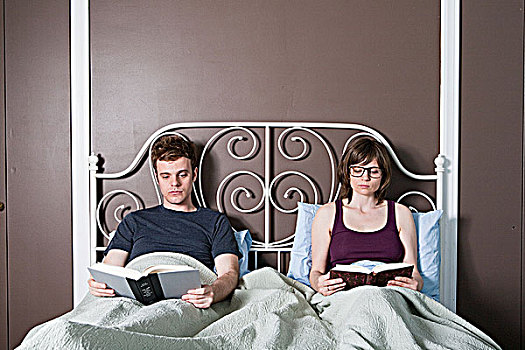 年轻,情侣,读,床上