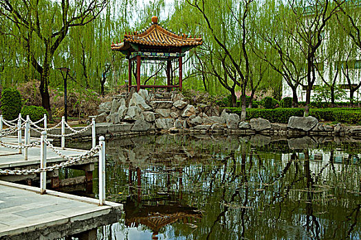 中國古典園林湖泊中的石板橋和涼亭