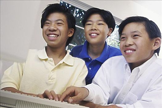 三个男孩,电脑
