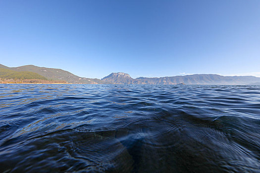 波光粼粼的泸沽湖湖面