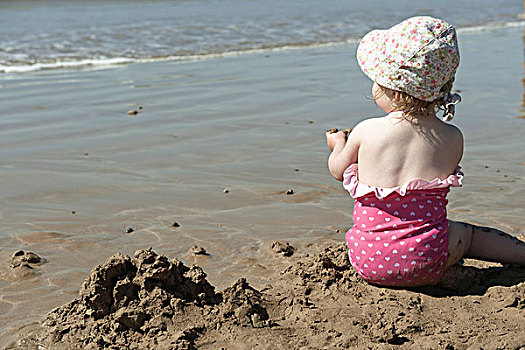 幼儿,女孩,玩,沙子,海滩,后视图