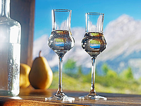 两个,玻璃杯,梨,烈性酒,高山,背景