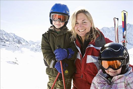 母亲,儿子,女儿,滑雪