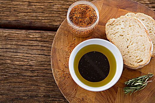 橄榄油,面包,调味品,粉末,桌上,特写,木板