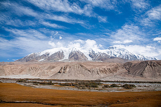 新疆喀什至塔县314国道塔什库尔干河谷边高山草原