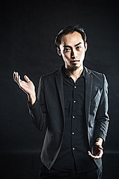 亚洲男子