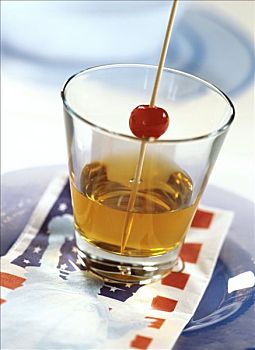 曼哈顿,威士忌玻璃杯,开胃樱桃,取食签