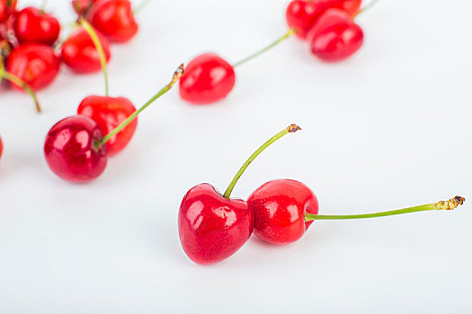 白背景上的红色樱桃,健康水果创意图片