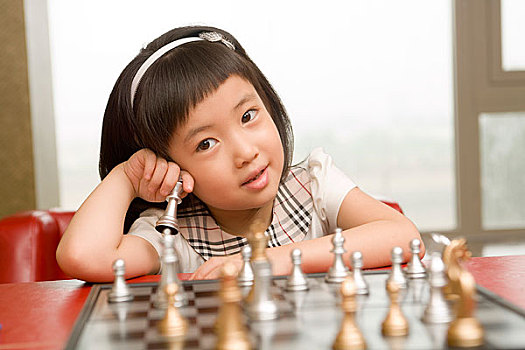 在玩棋的小女孩