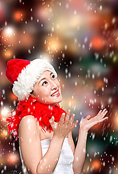 棚拍年轻女人戴圣诞帽