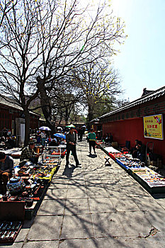 北京报国寺文化市场春意盎然