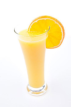满杯,橙汁,橙子片,白色背景