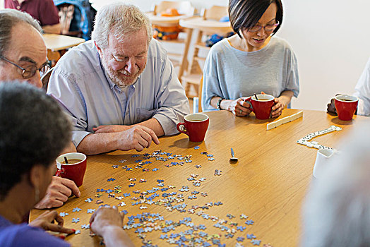 老人,朋友,拼图,喝,茶,桌子,社区中心