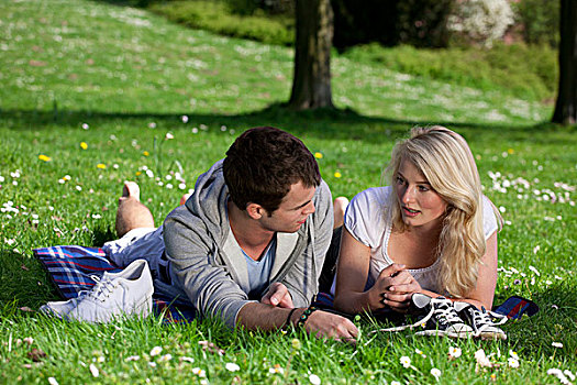 年轻,情侣,躺着,草地,公园,春天